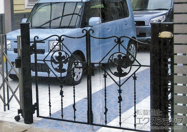 滋賀県長浜市のLIXIL リクシル(新日軽)の門扉 ディズニー門扉ミッキーB型 両開き 丸門柱式 施工例