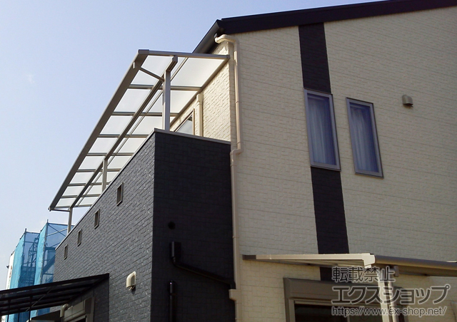 大分県宇佐市のLIXIL リクシル（トステム）のバルコニー・ベランダ屋根 ライザーテラスII F型 屋根タイプ 連棟 積雪〜20cm対応 施工例