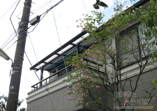 東京都世田谷区のLIXIL リクシル（トステム）のバルコニー・ベランダ屋根 ライザーテラスII F型 屋根タイプ 単体 積雪〜20cm対応 施工例