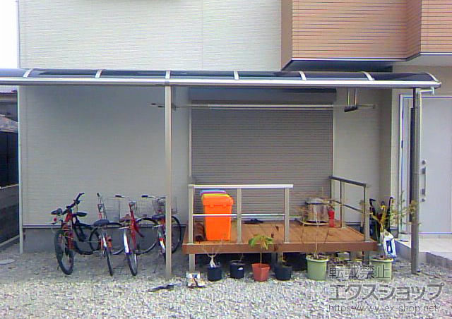 大阪府富田林市ののテラス屋根 プレシオステラス R型 テラスタイプ 連棟 積雪〜20cm対応+吊り下げ物干し 標準 2本入 施工例