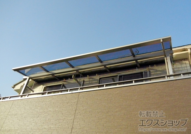 東京都八王子市のLIXIL リクシル（トステム）のバルコニー・ベランダ屋根 ライザーテラスII F型 屋根タイプ 単体 積雪〜20cm対応+吊り下げ式物干し 標準 3本入 施工例