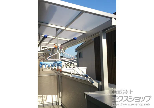 京都府京都市のLIXIL リクシル（トステム）のバルコニー・ベランダ屋根 ライザーテラスII F型 屋根タイプ 単体 積雪～20cm対応+吊り下げ物干し　標準2本入 施工例