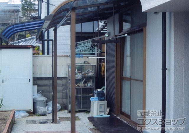 大阪府豊中市のLIXIL リクシル（トステム）のテラス屋根 ライザーテラスII R型 テラスタイプ 単体 積雪〜20cm対応＋吊り下げ式物干し 標準 2本入り 施工例