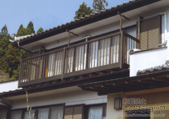 埼玉県秩父市のLIXIL リクシル（トステム）のバルコニー アクトステージA型 細格子 連棟 屋根置き式 施工例