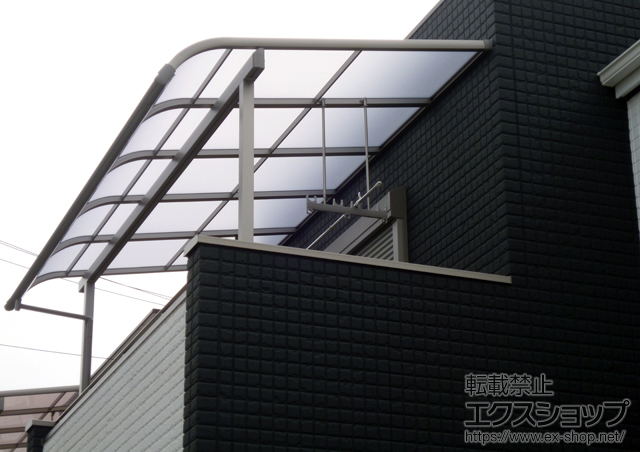 兵庫県神戸市のLIXIL リクシル（トステム）のバルコニー・ベランダ屋根 パワーアルファ 900タイプ ＲＢ型 屋根タイプ 単体 積雪〜30cm対応＋吊り下げ式物干し 標準 ロング 2本入り 施工例
