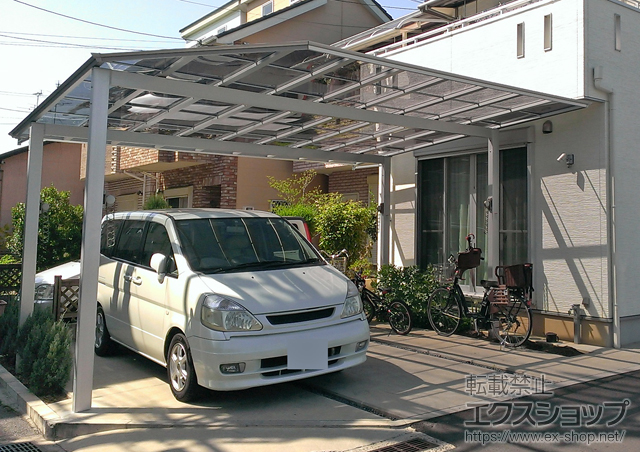 大阪府東大阪市ののカーポート アーキデュオ ワイド 積雪〜20cm対応+竿掛けセットＤ （柱取付タイプ） 2本入り 施工例