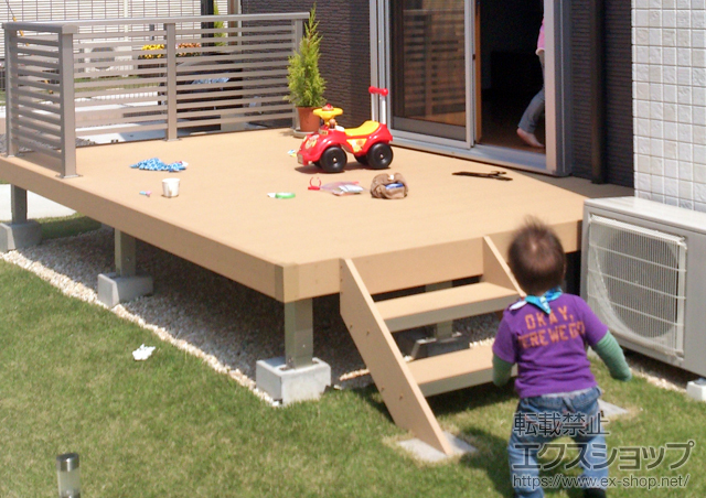 栃木県宇都宮市ののウッドデッキ リウッドデッキ200+シンプルモダンデッキフェンス7型?半目隠横格子+ リウッドステップ5型Tタイプ?2段 施工例