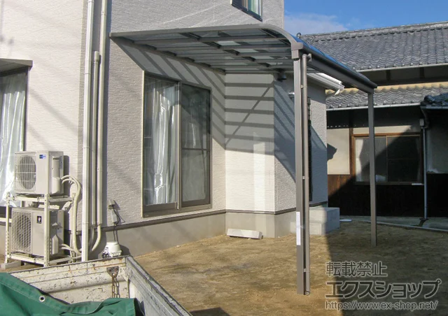 愛媛県松山市のLIXIL リクシル（トステム）のテラス屋根 ライザーテラスII R型 テラスタイプ 単体 積雪～20cm対応＋屋根材ホルダー 2本入り×3セット 施工例