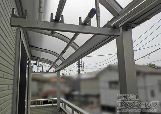 埼玉県さいたま市ののバルコニー・ベランダ屋根 プレシオステラス R型 屋根タイプ 連棟 積雪〜20cm対応+吊り下げ式物干し　標準サイズ 施工例