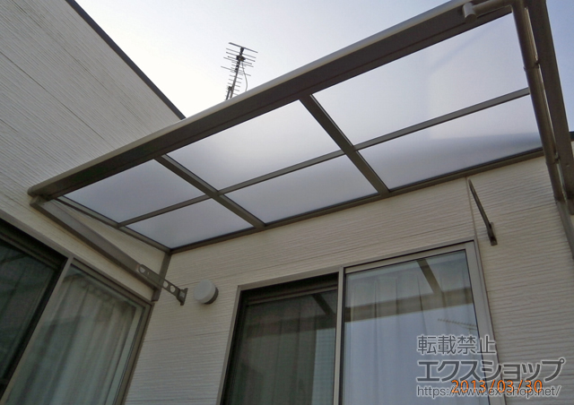 静岡県磐田市のLIXIL リクシル（トステム）のバルコニー・ベランダ屋根 ライザーテラスII F型 ルーフタイプ 単体 積雪〜20cm対応＋壁付け物干し 標準 2本入り 施工例