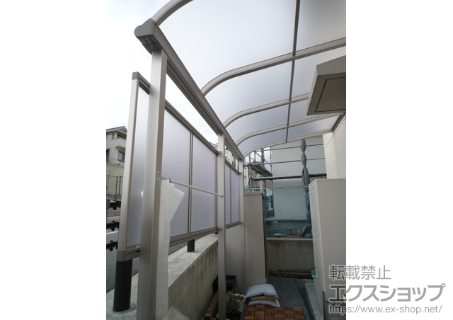 兵庫県宝塚市ののテラス屋根 プレシオステラス R型 テラスタイプ 単体 積雪〜20cm対応+プレシオステラス 前面パネル 施工例