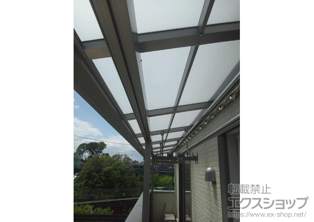 埼玉県さいたま市のLIXIL リクシル（トステム）のバルコニー・ベランダ屋根 ライザーテラスII F型 屋根タイプ 連棟 積雪〜20cm対応+吊り下げ式物干し 標準 2本入 施工例
