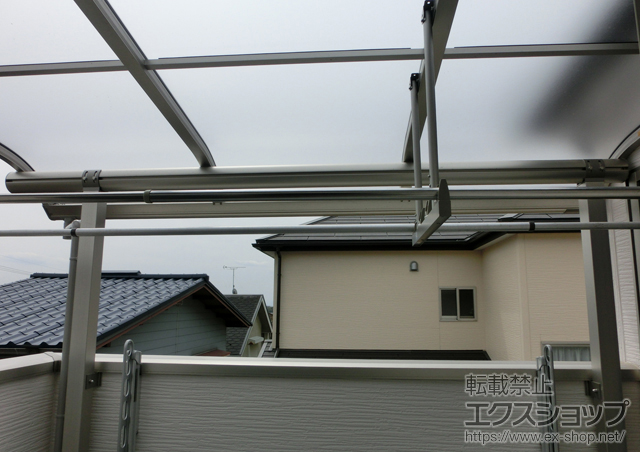 奈良県奈良市ののバルコニー・ベランダ屋根 ヴェクターテラス R型 屋根タイプ 単体 積雪〜20cm対応+吊り下げ式物干し 標準 2本入 施工例