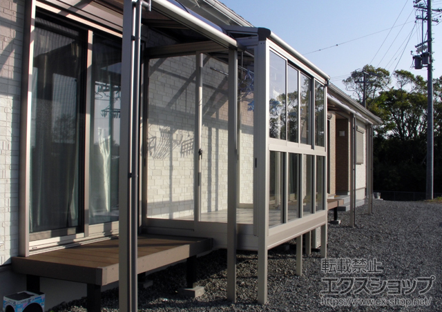 静岡県牧之原市ののテラス囲い・サンルーム サンフィールIII 床納まり F型 ランマ無 積雪〜20cm対応+吊り下げ物干し 標準 2本入 施工例