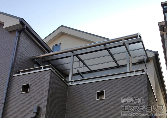 大阪府茨木市ののバルコニー・ベランダ屋根 メニーウェル R型 屋根タイプ 単体 積雪〜20cm対応+吊り下げ式竿掛け 標準タイプ 2本入 施工例