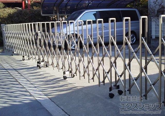 埼玉県入間市ののカーゲート トリップゲート PB型 ノンレール 両開き 施工例