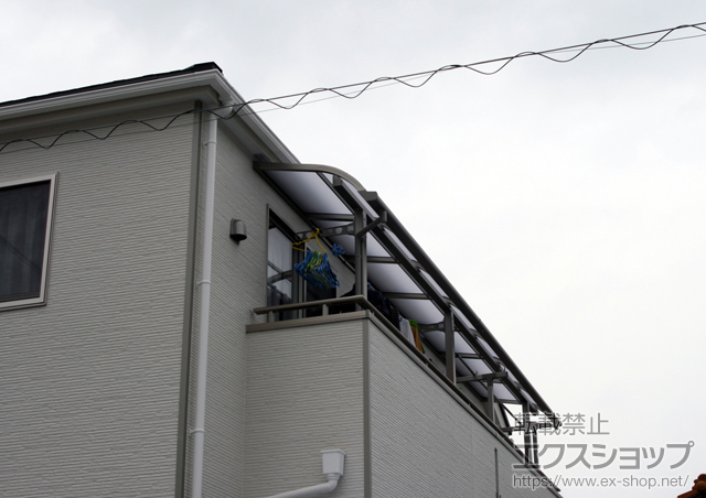大阪府枚方市のLIXIL リクシル（トステム）のバルコニー・ベランダ屋根 ライザーテラスII R型 屋根タイプ 連棟 積雪〜20cm対応＋ 壁付け物干し 標準 2本入 施工例
