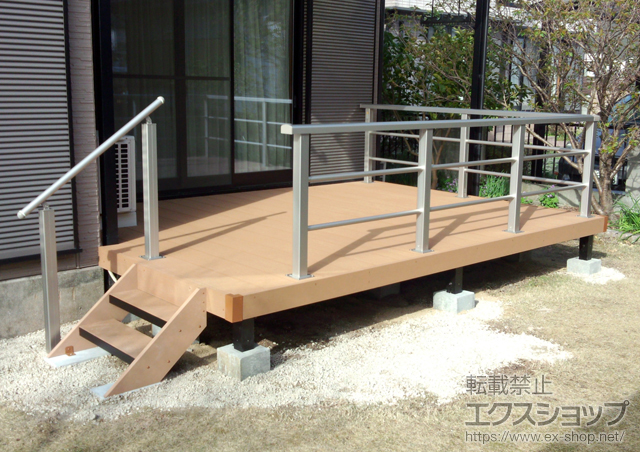 福岡県三潴郡大木町ののウッドデッキ リウッドデッキ200＋リウッドステップ5型 Tタイプ 2段＋シンプルモダンデッキフェンス2型＋シンプルモダンデッキフェンス1型（ステップ補助用フェンス） 施工例