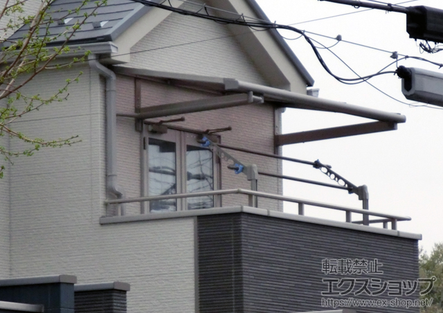 神奈川県横浜市のLIXIL リクシル（トステム）のバルコニー・ベランダ屋根 ライザーテラスII F型 ルーフタイプ 単体 積雪〜20cm対応 施工例