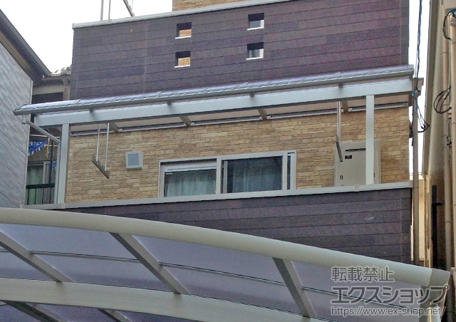 大阪府大阪市ののバルコニー・ベランダ屋根 ヴェクター R型 屋根タイプ 単体 積雪〜20cm対応+吊り下げ物干し 標準 2本入 施工例