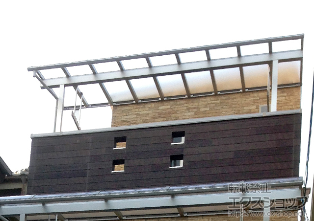大阪府大阪市ののバルコニー・ベランダ屋根 ヴェクター R型 1500 屋根タイプ 単体 積雪〜50cm対応+吊り下げ物干し 標準 2本入 施工例