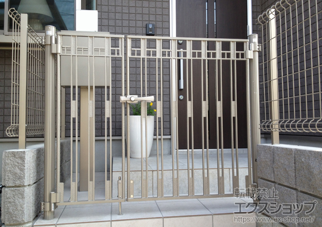 神奈川県鎌倉市のの門扉 アプローチ ルナ VE型門扉 親子開き 吊元門柱使用 施工例