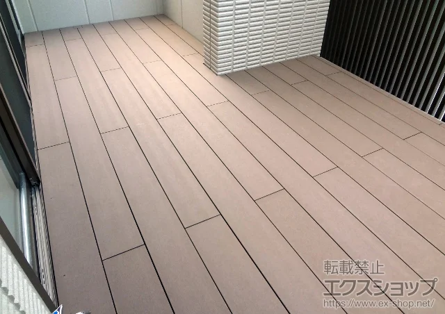 静岡県伊豆の国市のYKKAPのウッドデッキ バルコニー用リウッドデッキ200 施工例