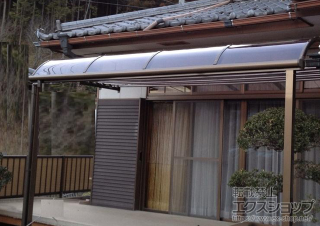 埼玉県秩父郡横瀬町のLIXIL リクシル（トステム）のテラス屋根 ライザーテラスII R型 テラスタイプ 単体 積雪〜20cm対応＋吊り下げ物干し　ロング3本入　ワイドタイプ 施工例