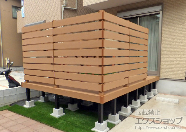 埼玉県上尾市ののウッドデッキ リウッドデッキ 200+リウッドデッキフェンス3型＜横スリット＞ 施工例