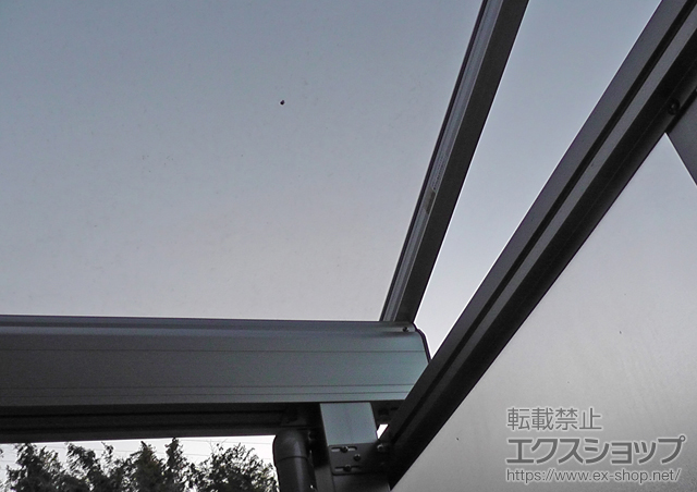 愛知県名古屋市ののバルコニー・ベランダ屋根 ヴェクターテラス F型 屋根タイプ 単体 積雪〜20cm対応+吊り下げ式物干し　標準タイプ+側面パネル 施工例