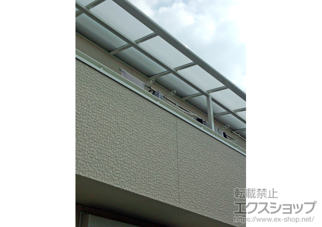 千葉県千葉市のLIXIL リクシル（トステム）のバルコニー・ベランダ屋根 ライザーテラスII F型 屋根タイプ 連棟 積雪〜20cm対応＋収納式物干し 標準 2本入 施工例