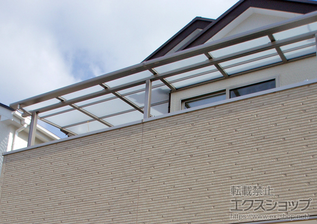大阪府富田林市のLIXIL リクシル（トステム）のバルコニー・ベランダ屋根 ライザーテラスII F型 屋根タイプ 連棟 積雪〜20cm対応 施工例