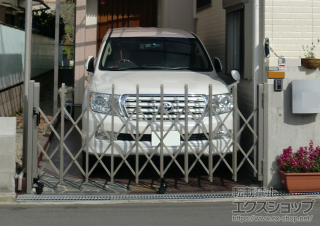 大阪府東大阪市ののカーゲート、テラス屋根 トリップゲート PB型 ノンレール 片開き 施工例