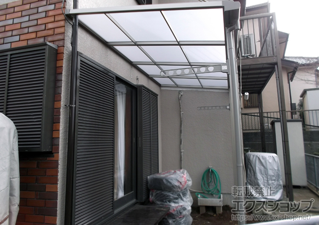 神奈川県横浜市のLIXIL リクシル（トステム）のテラス屋根 ライザーテラスII F型 テラスタイプ 単体 積雪〜20cm対応＋壁付け物干し ロング 2本入 施工例