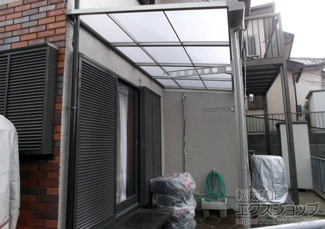 神奈川県横浜市のLIXIL リクシル（トステム）のテラス屋根 ライザーテラスII F型 テラスタイプ 単体 積雪～20cm対応＋壁付け物干し ロング 2本入 施工例