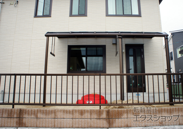 大分県大分市ののテラス屋根 プレシオステラス R型 テラスタイプ 連棟 積雪〜20cm対応＋吊り下げ物干し　標準　2本入 施工例