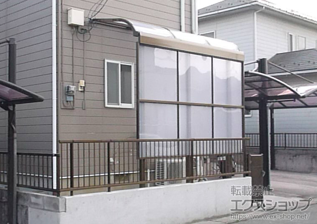 栃木県日光市のLIXIL リクシル（トステム）のテラス屋根 ライザーテラスII R型 テラスタイプ 単体 積雪〜20cm対応+ライザーテラスII 前面スクリーン2段 施工例