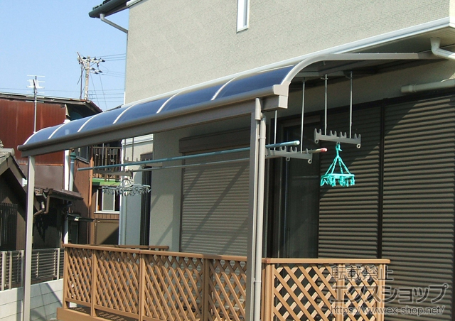 兵庫県姫路市のLIXIL リクシル（トステム）のテラス屋根 ライザーテラスII R型 テラスタイプ 単体 積雪〜20cm対応+吊り下げ物干し 標準 2本入 施工例