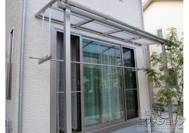 福岡県福岡市ののテラス屋根 プレシオステラス R型 テラスタイプ 単体 積雪〜20cm対応＋吊り下げ式物干し 標準 2本入り 施工例
