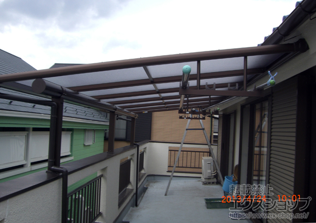 東京都練馬区ののバルコニー・ベランダ屋根 ヴェクターテラス F型 屋根タイプ 連棟 積雪〜20cm対応＋吊り下げ物干し 標準 施工例