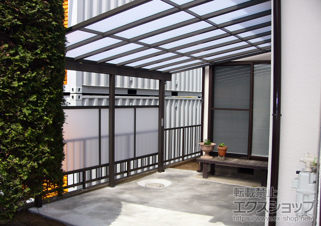 東京都八王子市のLIXIL リクシル（トステム）のテラス屋根 ライザーテラスII F型 テラスタイプ 単体 積雪〜20cm対応＋前面スクリーン 1段仕様 施工例