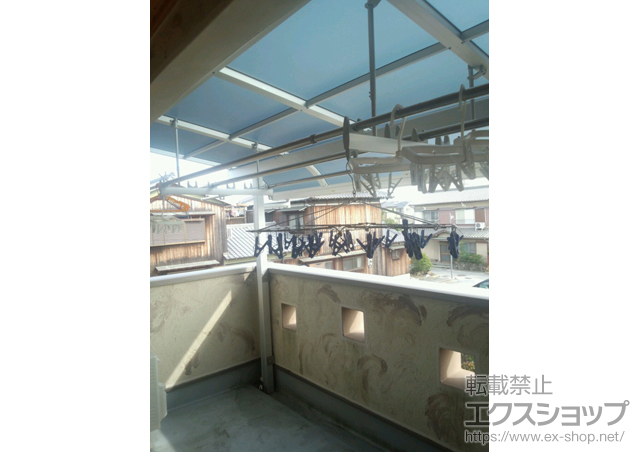 兵庫県高砂市のLIXIL リクシル（トステム）のテラス屋根 ライザーテラスII R型 テラスタイプ 単体 積雪〜20cm対応＋吊り下げ式物干し 標準 ワイド 2本入り 施工例