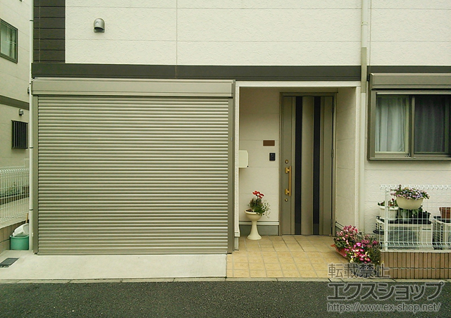 神奈川県横浜市のLIXIL リクシル（トステム）のガレージシャッター ガレージシャッタークワトロ 電動式 外部付タイプ 施工例