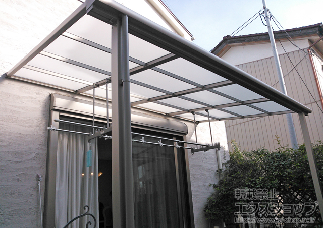 埼玉県越谷市のLIXIL リクシル（トステム）のテラス屋根 ライザーテラスII F型 テラスタイプ 単体 積雪〜20cm対応 施工例