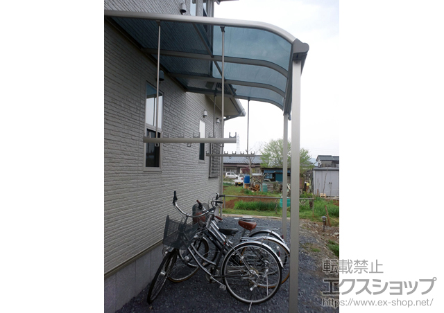 埼玉県秩父市ののテラス屋根 プレシオステラス R型 テラスタイプ 単体 積雪〜20cm対応＋吊下げ物干し ロング　ワイドタイプ 2本入 施工例