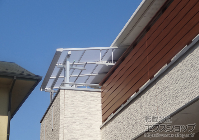 埼玉県さいたま市のLIXIL リクシル（トステム）のバルコニー・ベランダ屋根 ライザーテラスII F型 屋根タイプ 単体 積雪〜20cm対応+吊下げ物干し 標準 2本入 施工例