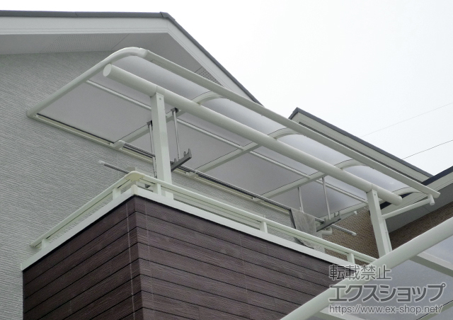 大阪府茨木市ののバルコニー・ベランダ屋根 ヴェクターテラス R型 屋根タイプ 単体 積雪〜20cm対応+吊り下げ物干し　標準　2本入 施工例
