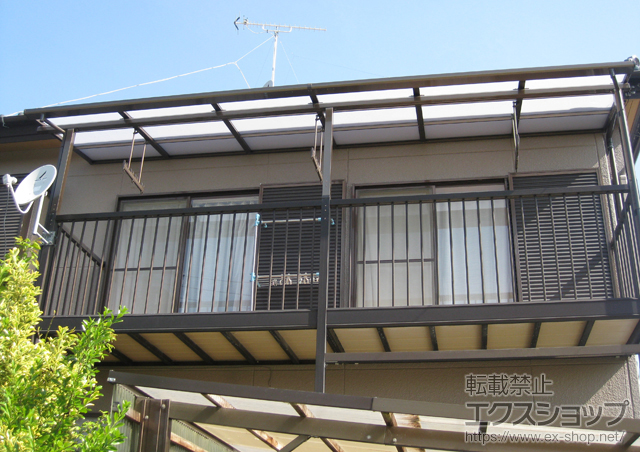 千葉県大網白里市のLIXIL リクシル（トステム）のバルコニー・ベランダ屋根 ライザーテラスII F型 屋根タイプ アクトステージ 柱建て式用 連棟 積雪〜20cm対応＋吊り下げ物干し　標準　3本入 施工例