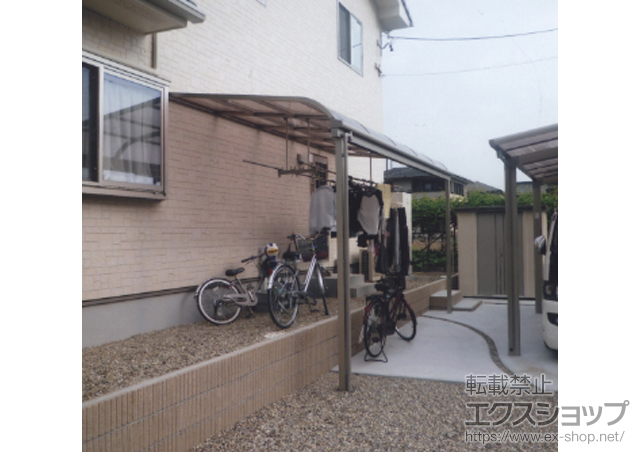 三重県いなべ市のLIXIL リクシル（トステム）のテラス屋根 ライザーテラスII R型 テラスタイプ 単体 積雪〜20cm対応+吊り下げ式物干し 標準 2本入 施工例