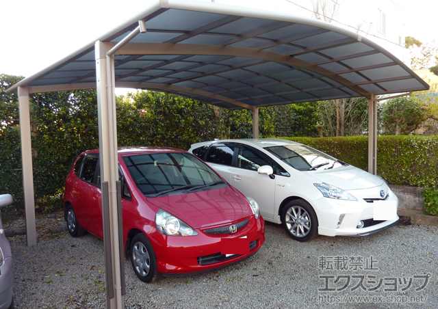 静岡県駿東郡長泉町のLIXIL リクシル（トステム）のカーポート カーブポートシグマIII ワイド 積雪〜20cm対応＋柱ガード　2セット 施工例